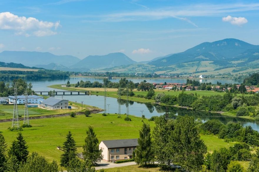 Váh spoutává mnoho přehrad, toto je vodní dílo Bešeňová / F: Jan Hocek
