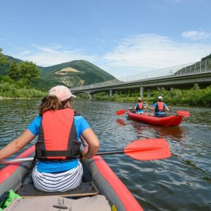 Podplouváme nový dálniční most na středním Váhu, za kterým zprava ústí Krpelianský kanál. / F: Jan Hocek