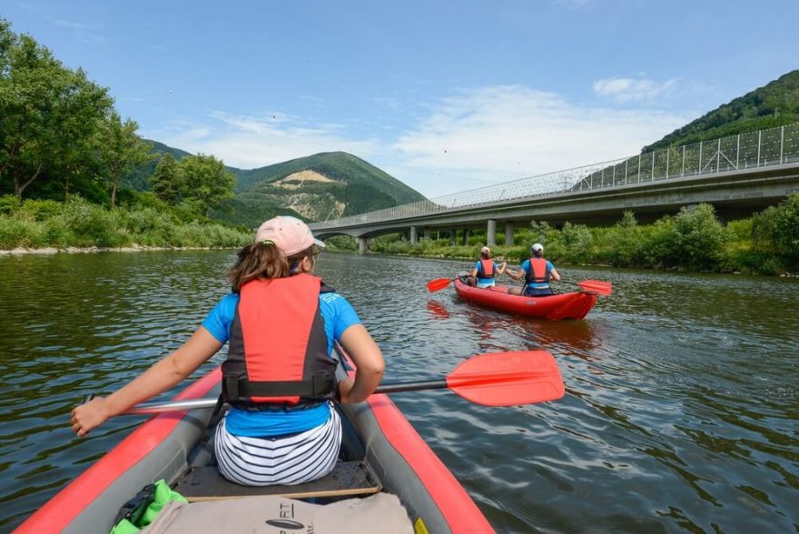 Podplouváme nový dálniční most na středním Váhu, za kterým zprava ústí Krpelianský kanál. / F: Jan Hocek