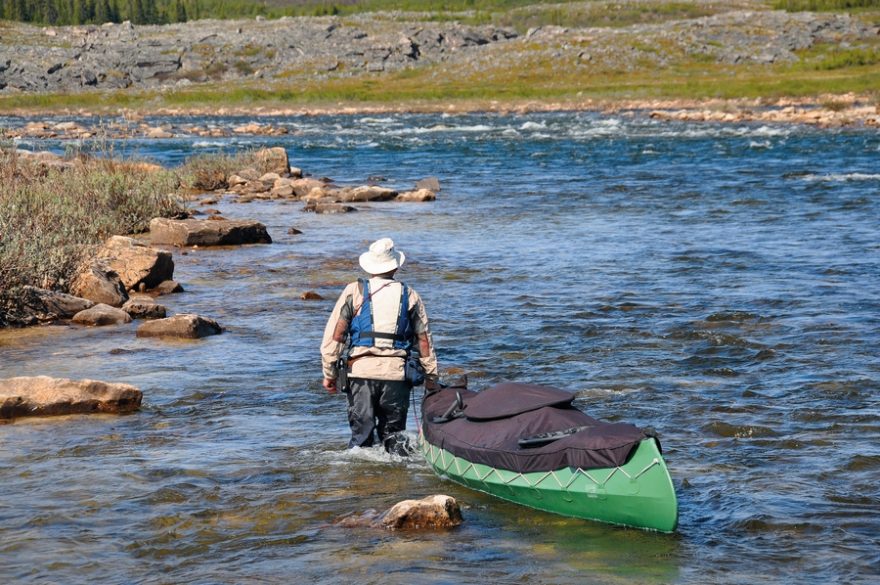 John vleče loď proti proudu v ledové vodě. Střídáme se vždy po několika minutách, protože delší dobu člověk ve vodě nevydrží.