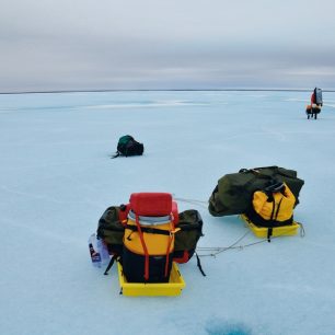První den cesty, složenou kanoi a vybavení táhneme po ledu po okraji jezera, na kterém nás vysadilo letadlo. Je 18. červen a panují ideální podmínky na kanoistiku.
