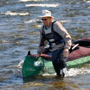 Několik dní na dolním toku musíme táhnout kanoi proti proudu. Pokud urazíme pět kilometrů denně, je to úspěšný den.
