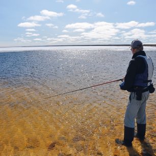 Vzácný okamžik odpočinku při rybaření. V pozadí led na jezeře, který nám na den znemožnil postup.