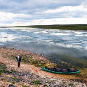 V tomto místě náš postup proti produ zastavil led, který se uvolnil z jezera nad námi. Tichou přehlídku neslyšně plujících ker jsme sledovali asi hodinu.