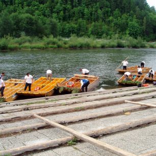 V Červenom Kláštore se projevuje komerce představovaná vlakem plťů, především polských