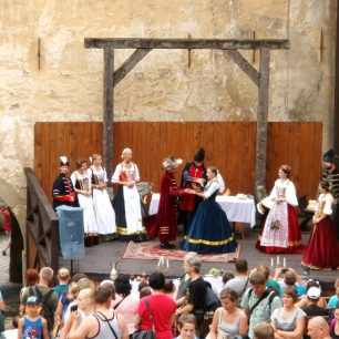 Komentovaná ukázka svatby dřívější šlechty