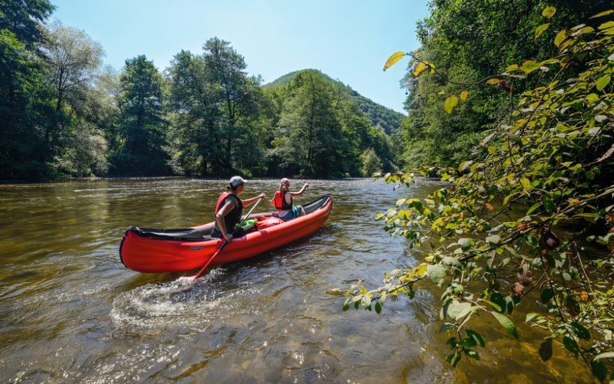 Užíváme si houpání na vlnách a rychle plujeme širokým korytem Hronu, kde se střídají mělčinky, oblázkové prahy a přívětivé peřeje