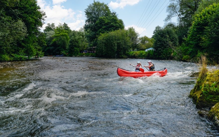 Obávaný Magneťák zejména za nižší vody žene v zákrutě řeka lodě na obrovský kámen, který trčí v té nejméně vhodné poloze.