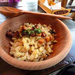 Strapačky se zelím patří k oblíbeným pokrmům tradiční slovenské kuchyně.