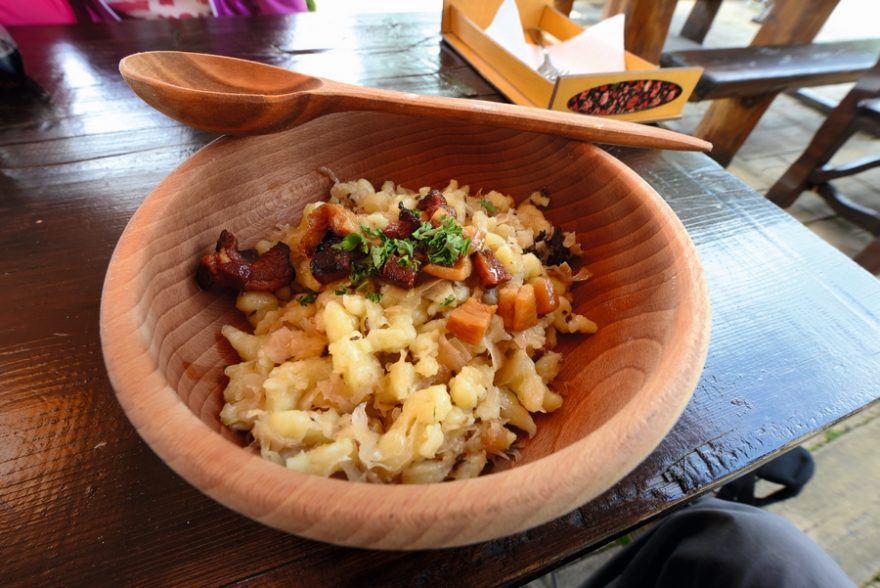 Strapačky se zelím patří k oblíbeným pokrmům tradiční slovenské kuchyně.