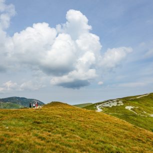 Kdo si chce protáhnout nohy zlenivělé po celodenním sezení v kánoích, může vyrazit na Hřebenovku Nízkých Tater.