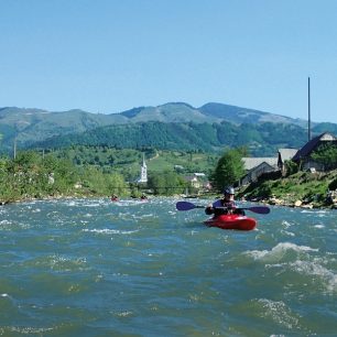 Slunečný den na řece Somesul Mare