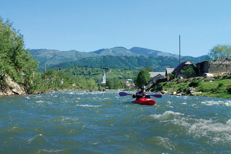 Slunečný den na řece Somesul Mare