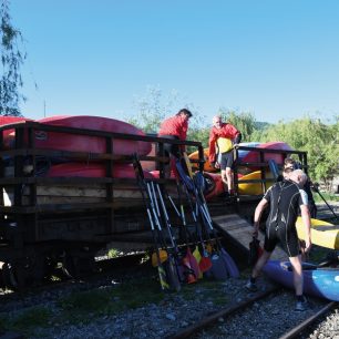 Nakládáme lodě na vlak, přistavili nám zvláštní vagón