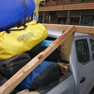 Uložení věcí na korbě auta v Chile, tady jsou ještě čisté a suché.