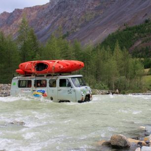 Tady jsme ocenili hlavně vodotěsnost zavazadel, vody bylo v autě nad kotníky